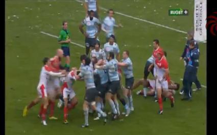 Yachvili s'essuie les crampons, se fritte et prend un jaune