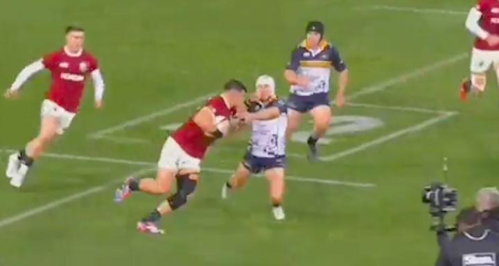 VIDÉO. Le talonneur Dan Sheehan active le mode Asafo Aumua et dépose un 3/4 dans une cabine téléphonique