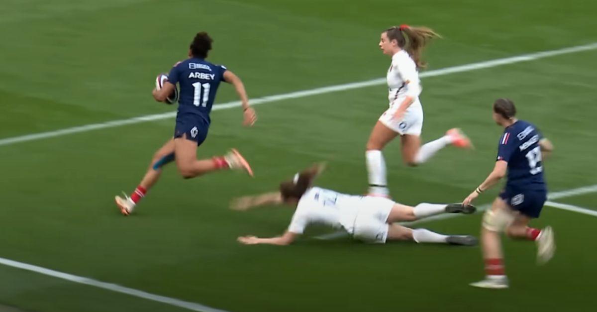 Le XV de France féminin entre dans la dernière ligne droite avant le Mondial. Cap sur l’Angleterre avec ambition, cohésion, et un staff qui n’a rien laissé au hasard. Crédit image : Screenshot Youtube France Rugby