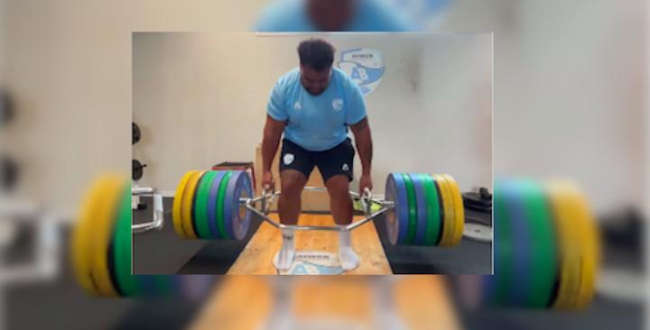 VIDÉO. La cheville va mieux : le frigo Tevita Tatafu s’échauffe avec une barre à 230kg