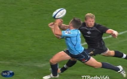 L'ouvreur australien bat le dernier défenseur avec cette passe.