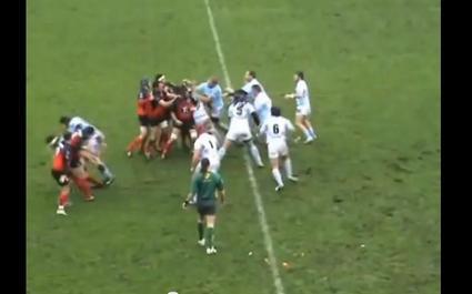 Une première mêlée qui dégénère aussitôt. 