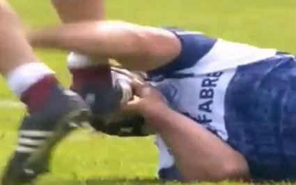 Mamuka Gorgodze s'essuie les crampons sur le visage de Mathieu Bonello