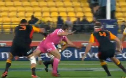 Le pilier Ben Afeaki n'aime pas le rose et il le fait comprendre à l'arbitre