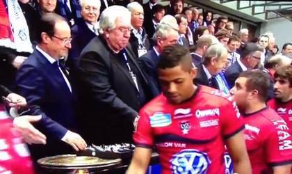 Delon Armitage trop badass : il met un vent au Président de la République. 