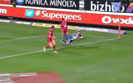 Le centre des Stormers célèbre son essai avec un joli saut. 