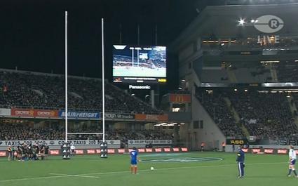 Maxime Machenaud face aux poteaux contre les All Blacks. 