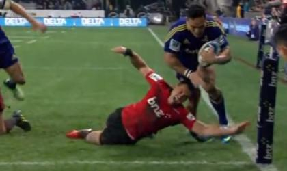 VIDEO. Hosea Gear marque l'essai après avoir renversé Israel Dagg