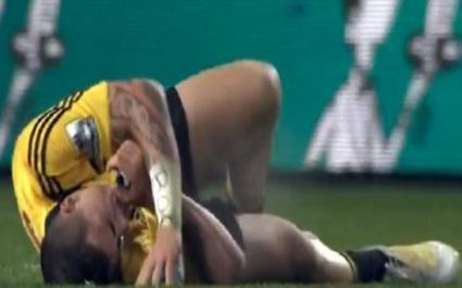 VIDEO. Blessé, TJ Perenara se relève pour plaquer et aider son équipe