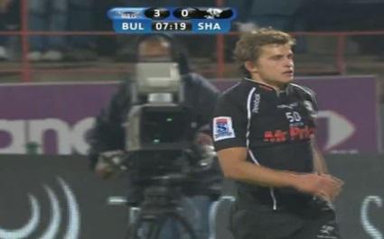 Pat Lambie est à la conclusion d'un essai de 100 m pour les Sharks.