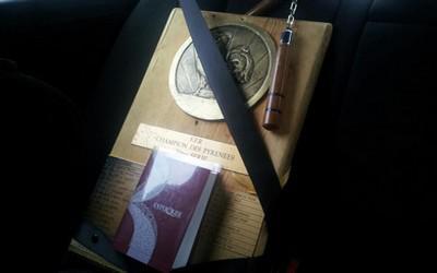 Le bouclier lit la bible en toute sécurité avec le Nunchaku © Loic 