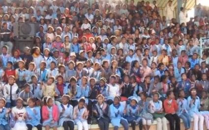 VIDEO. Les enfants de Madagascar poussent la chansonnette pour les rugbymen