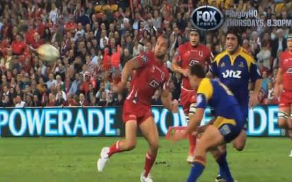 Quade Cooper et sa passe improbable.