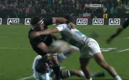 VIDEO. Kieran Read offre l'essai à Smith avec une passe après contact parfaite