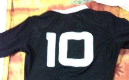 Nicolas Sanchez tout heureux de récupérer le maillot de Dan Carter