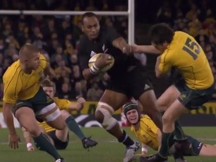 Joe Rokocoko met un cul à Adam Ashley-Cooper