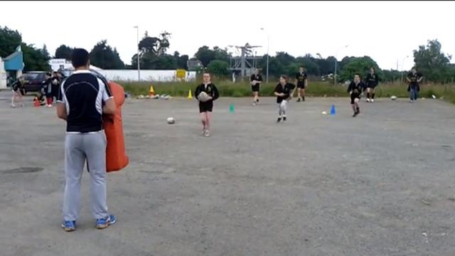 VIDEO. Privés de terrain, les rugbymen de Quintin s'entraînent sur un parking
