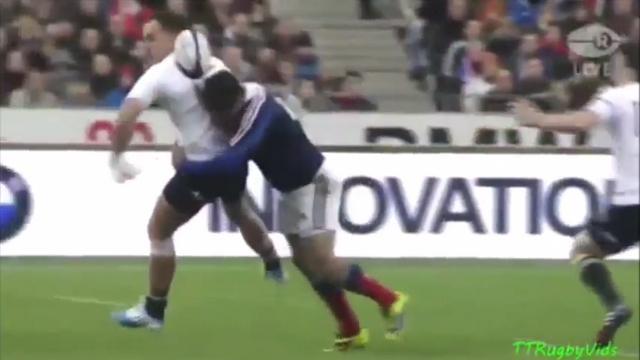 XV de France : Le plaquage appuyé de Florian Fritz sur le All Black Isreal Dagg.