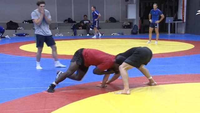 VIDEO. Entre lutte et décathlon sauce seven, l'équipe de France se prépare pour les JO