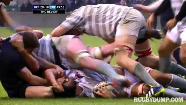 Sam Egerton reçoit le premier carton rouge du Varsity match.