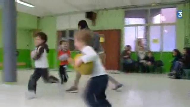 A la maternelle et déjà joueur de rugby. 