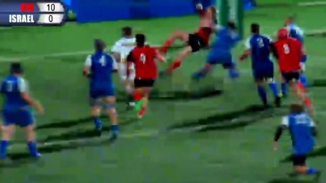 Le plaquage destructeur de Yonatan Kaplan sur Adrian Thomas.