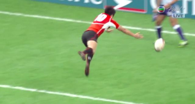 HONG KONG SEVENS. Kosuke Hashino se prend pour Chris Ashton et réalise le plus gros fail de l'année