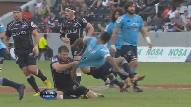 Super Rugby - François Steyn fait du lancer de marteau avec Kurtley Beale.