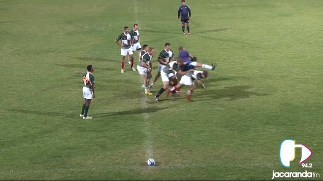 VIDEO. Un animateur sud-africain défie une équipe de rugby et se fait littéralement broyer