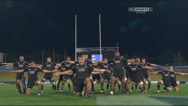 L’impressionnant duel de haka entre les Baby blacks et les jeunes samoans.