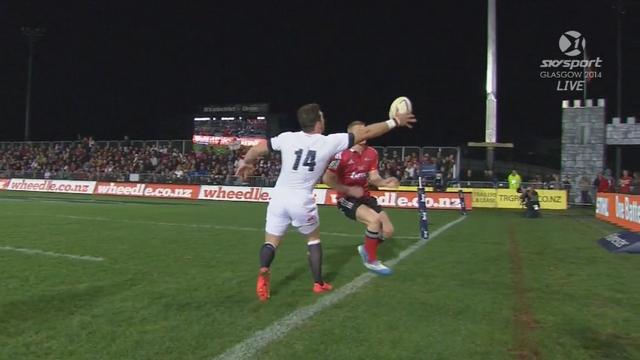 Ben Foden joue avec le jeune Johnny McNicholl. 