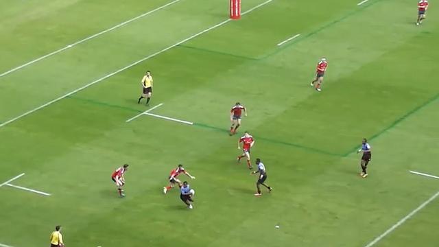 Concours de débordement à haute vitesse entre un Fidjien et Carlin Isles.