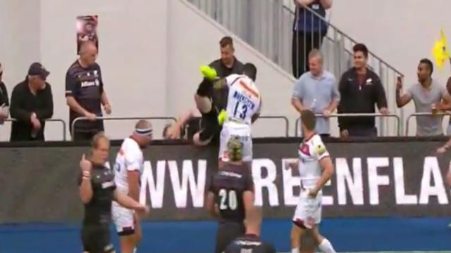 VIDÉO. INSOLITE. Quand Johnny Leota balance Chris Ashton derière les panneaux publicitaires