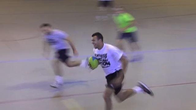 Coupe Davis. Jo-Wilfried Tsonga va tellement vite qu'il floute ses adversaires.