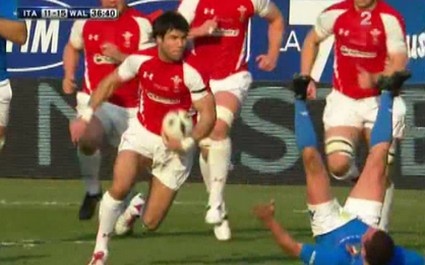 Mike Phillips met un cul à Semenzato... et vice-versa