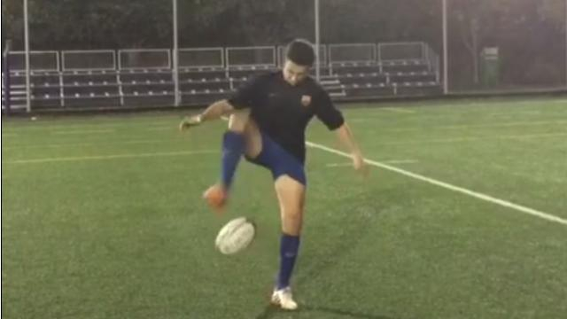 VIDEO. Rugby amateur #38 : Un joueur du FC Barcelone jongle avec un ballon de rugby et l'envoie entre les perches