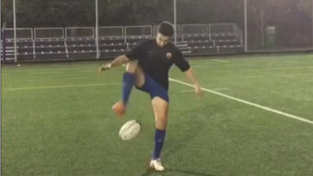 VIDEO. Rugby amateur #38 : Un joueur du FC Barcelone jongle avec un ballon de rugby et l'envoie entre les perches